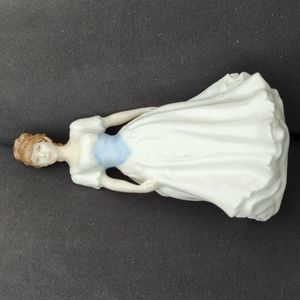 Royal Dalton figurine. "Melody"